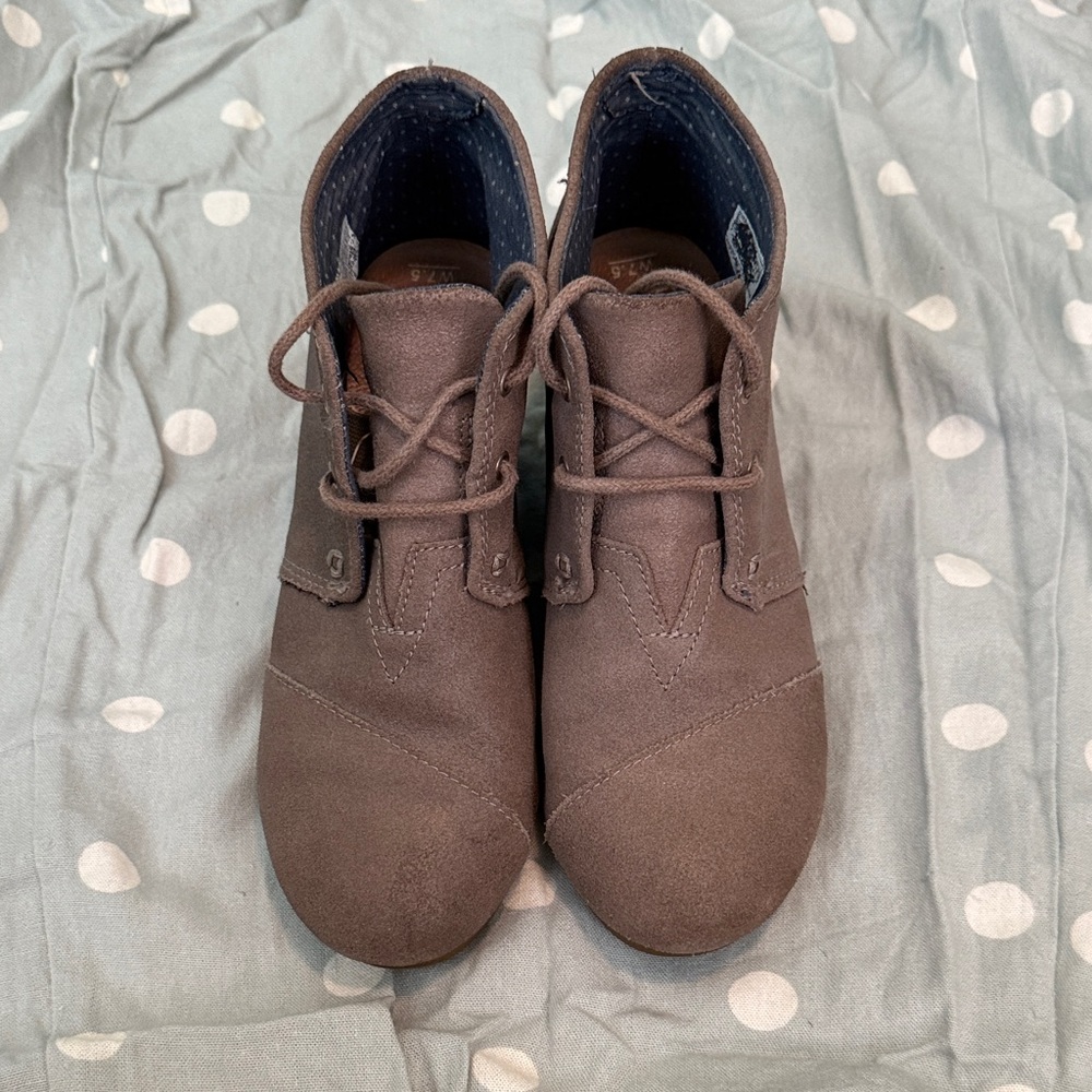 Tom’s Gray Lace-Up Wedges